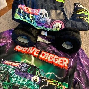 Grave Digger Monster Jam T-Shirt & Plush!